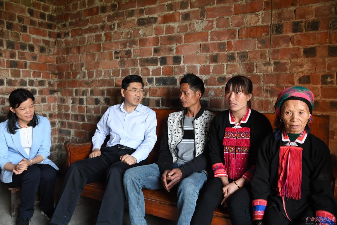 房灵敏到田林县走访慰问贫困户