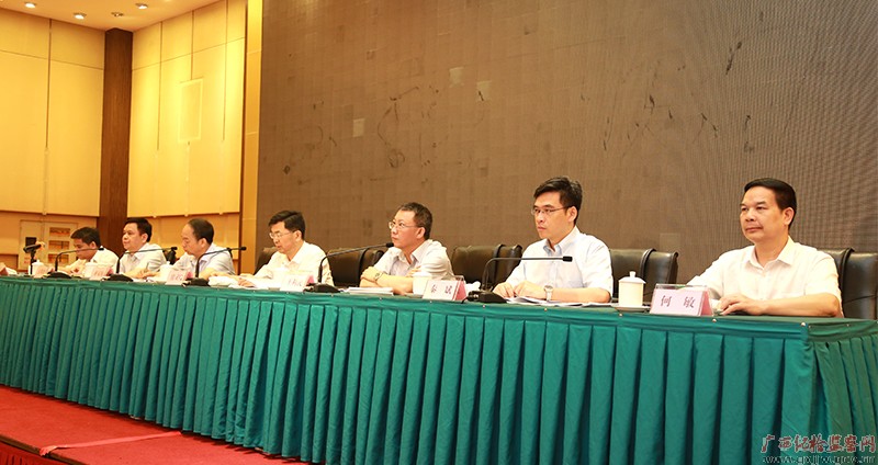 房灵敏在全区扶贫领域腐败和作风问题专项治理工作例会上强调践行“两个维护” 坚持稳中求进　推动专项治理工作高质量发展