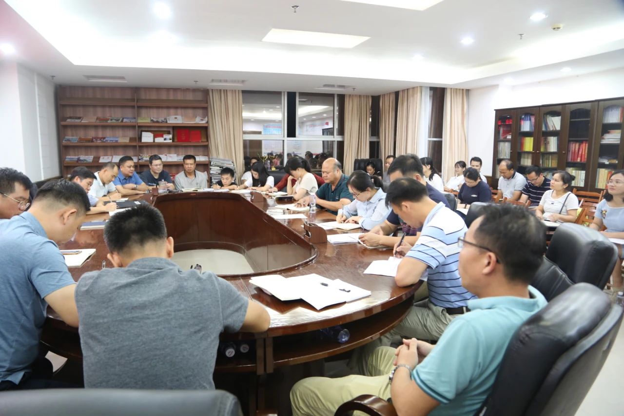 图为中共扶绥县纪委机关党支部开展“夜学、夜读、夜看、夜谈”活动学习交流会