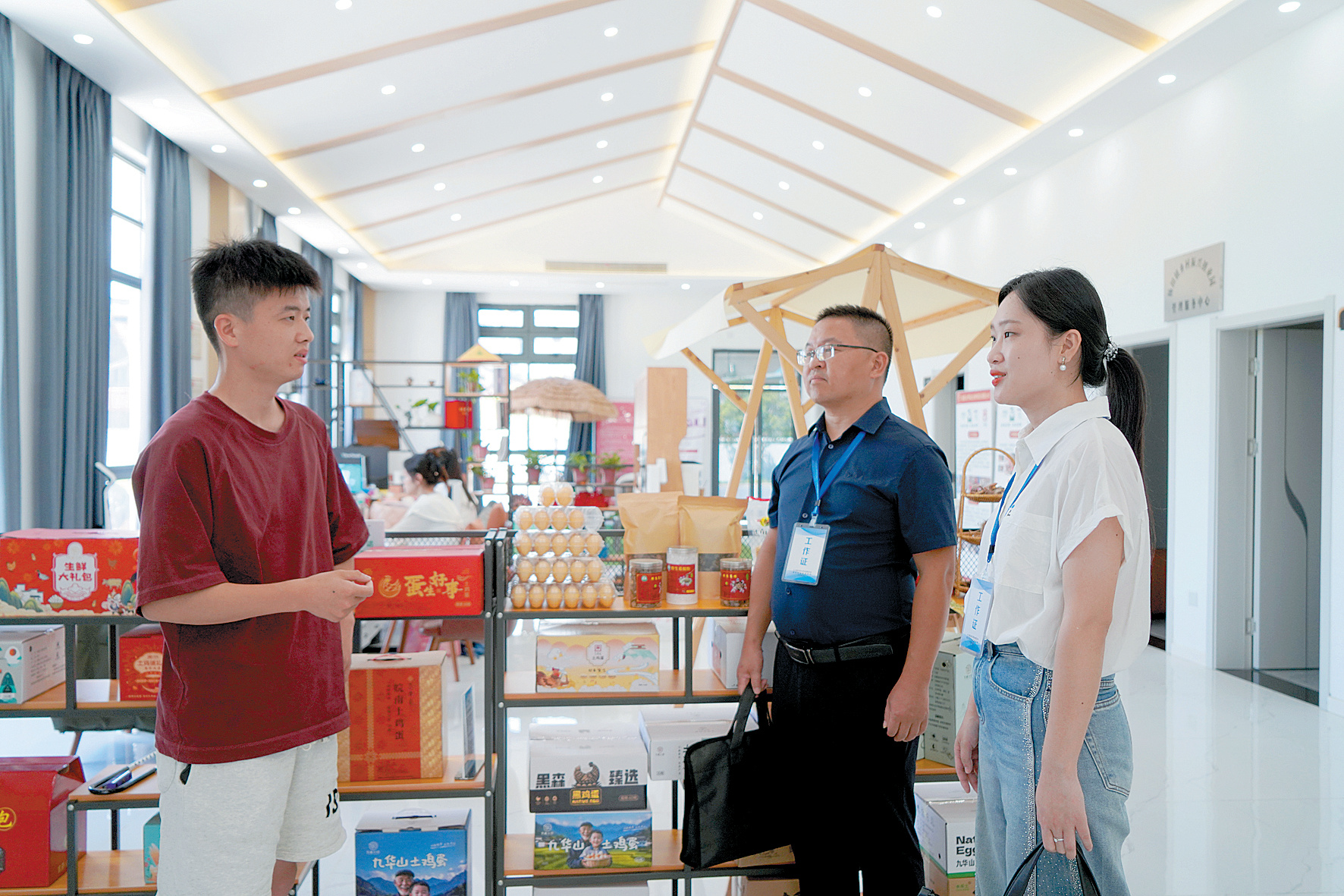 贯彻落实四次全会精神·年中看进展丨靶向发力纠治顽瘴痼疾